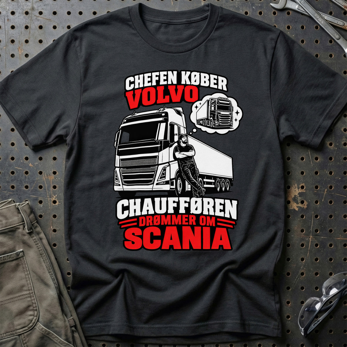 Chefen Køber Volvo – Chaufføren Drømmer Om Scania T-Shirt – Sort