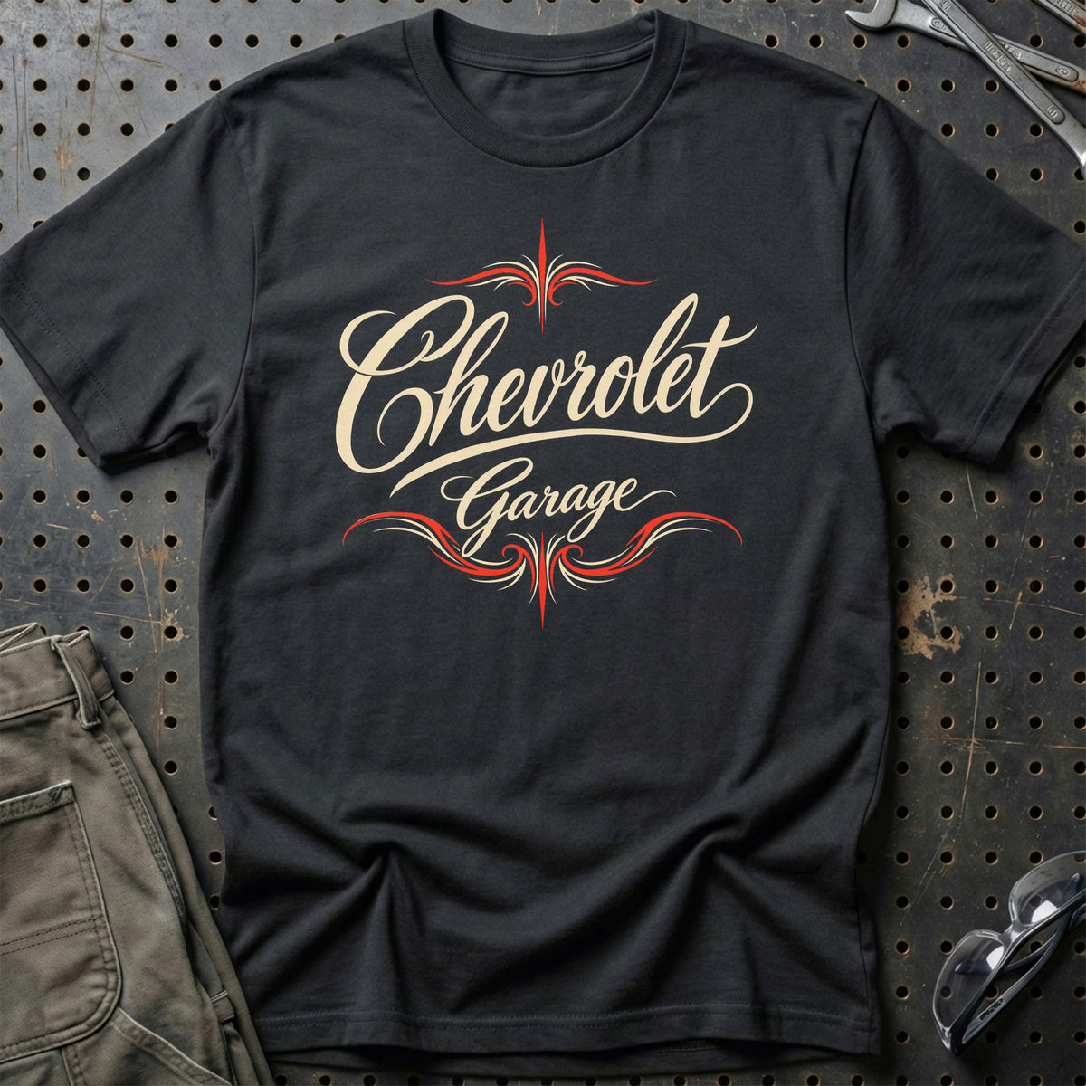 
Chevrolet Garage – Pinstripe – Unisex T-Shirt med tryk foran, farve: Sort