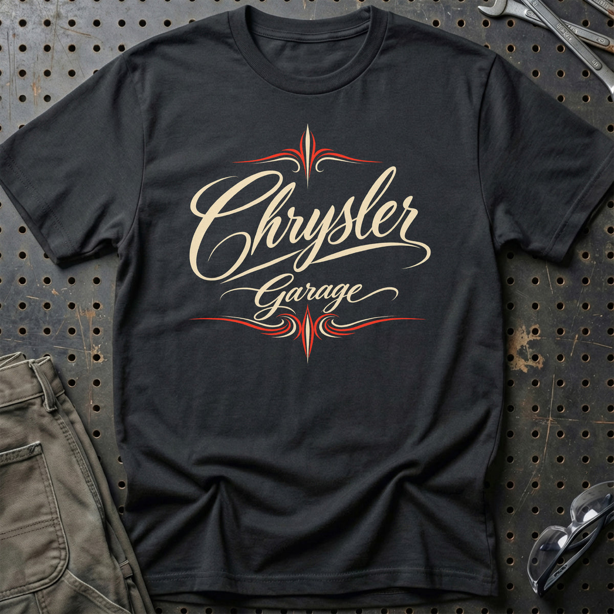 
Chrysler Garage – Pinstripe – Unisex T-Shirt med tryk foran, farve: Sort