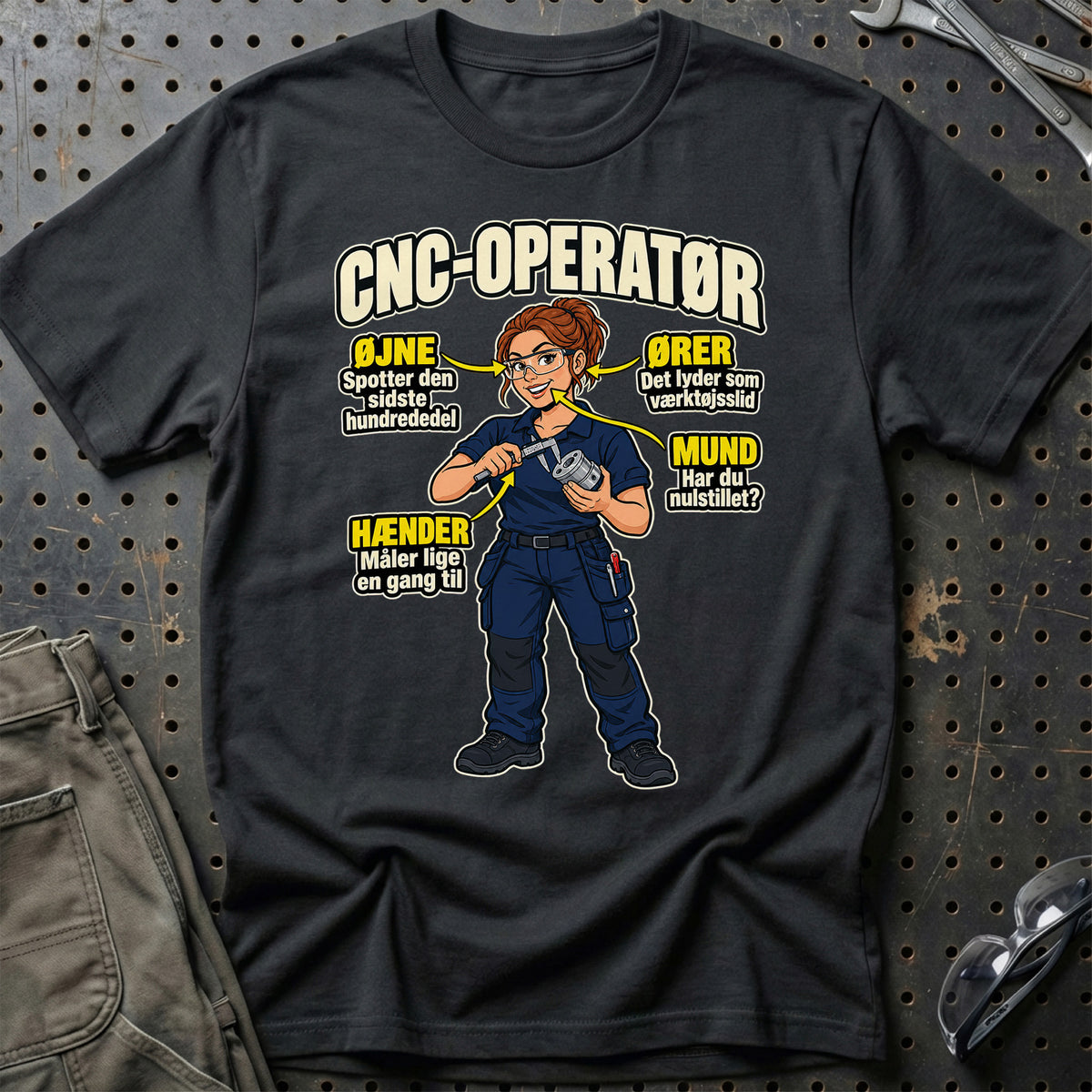 CNC-operatør – Anatomi T-Shirt – Sort