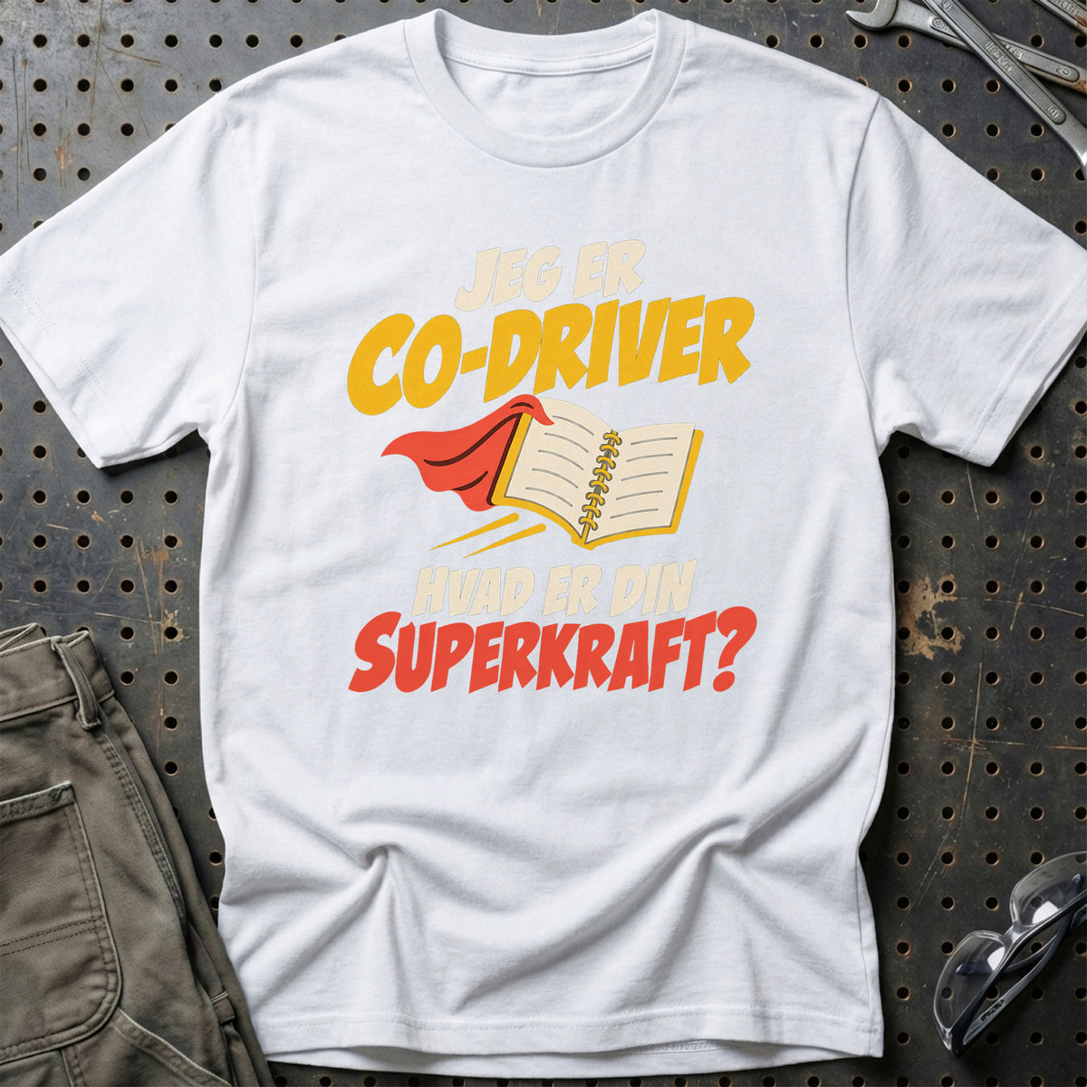 
Co-driver – Hvad er din superkraft? – Unisex T-Shirt – Hvid