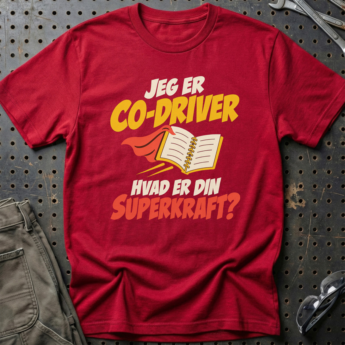 
Co-driver – Hvad er din superkraft? – Unisex T-Shirt – Rød
