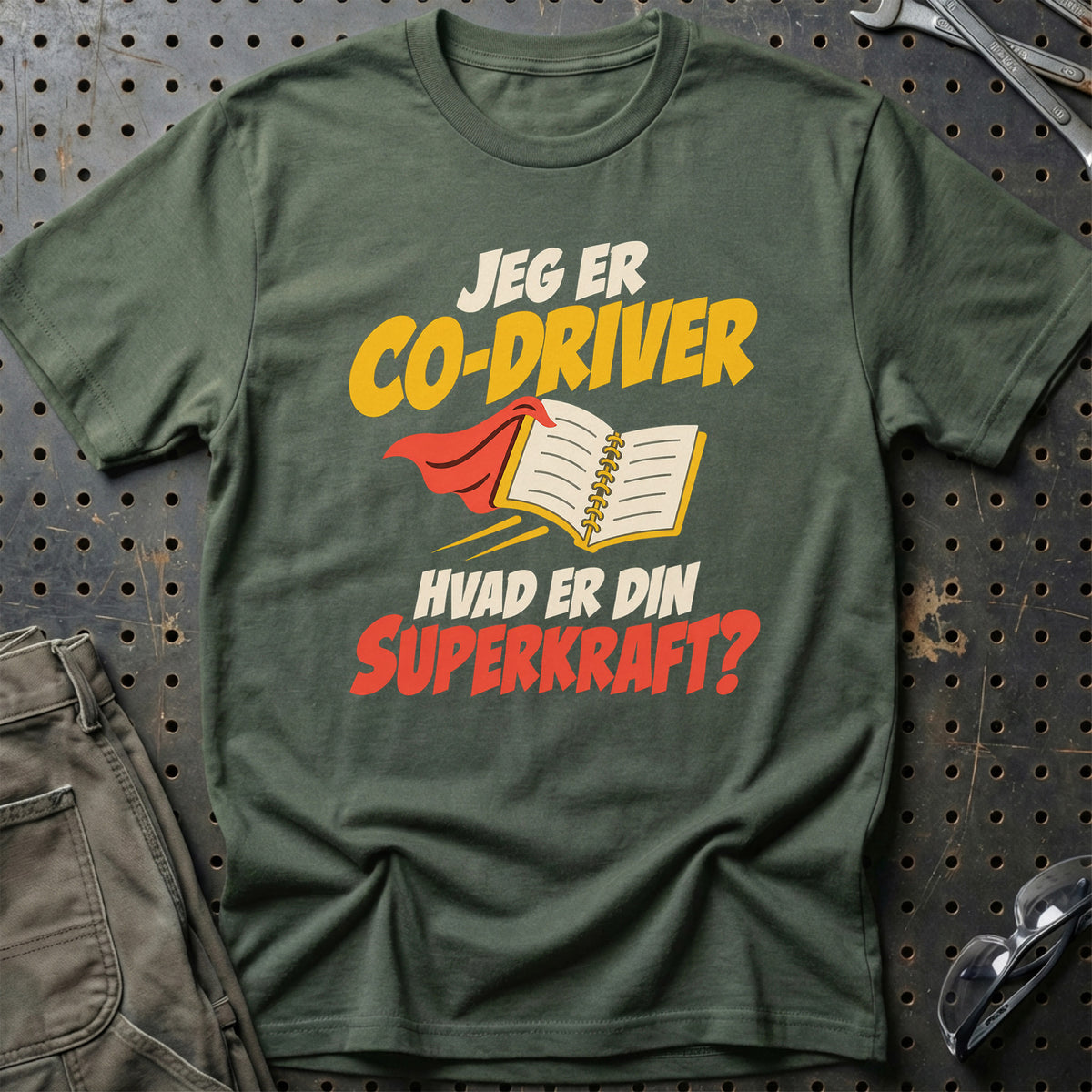 
Co-driver – Hvad er din superkraft? – Unisex T-Shirt – Grøn Militær