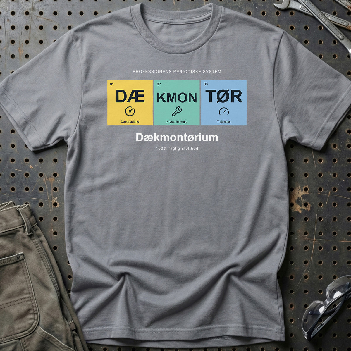 
Dækmontør – Dækmontørium – Unisex T-Shirt med tryk foran, farve: Grå Sport