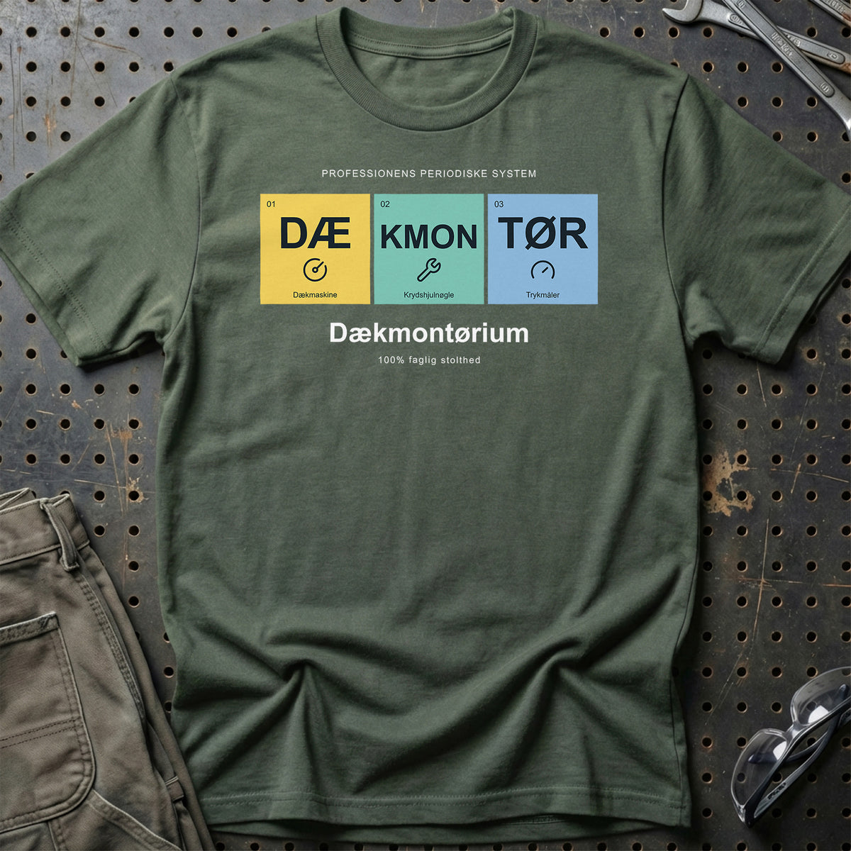 
Dækmontør – Dækmontørium – Unisex T-Shirt med tryk foran, farve: Grøn Militær