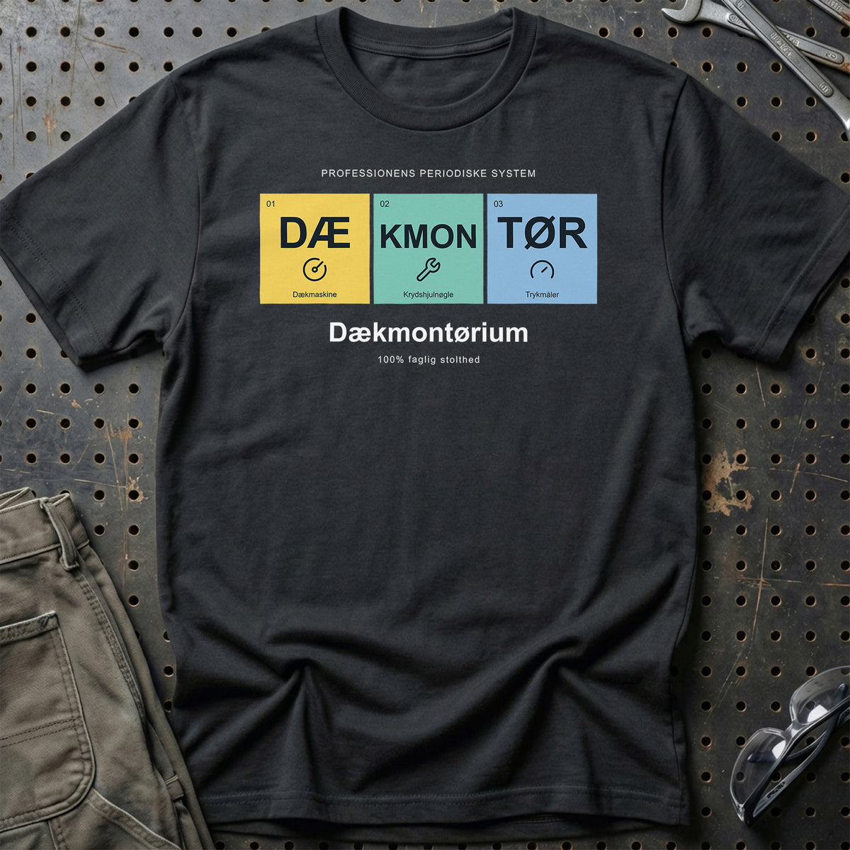 
Dækmontør – Dækmontørium – Unisex T-Shirt med tryk foran, farve: Sort