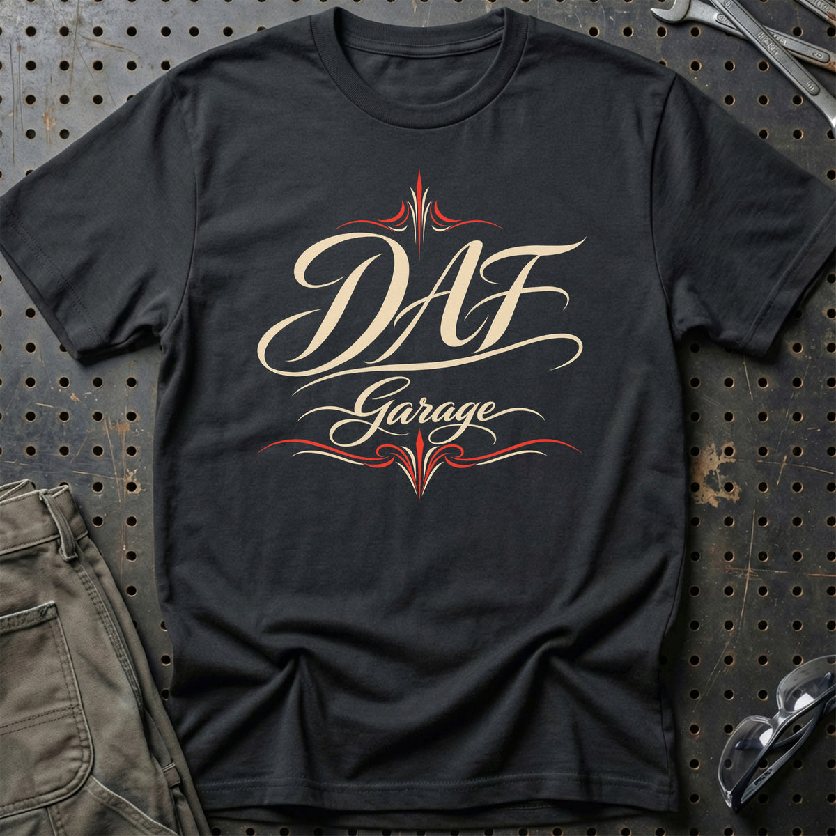 
DAF Garage – Pinstripe – Unisex T-Shirt med tryk foran, farve: Sort
