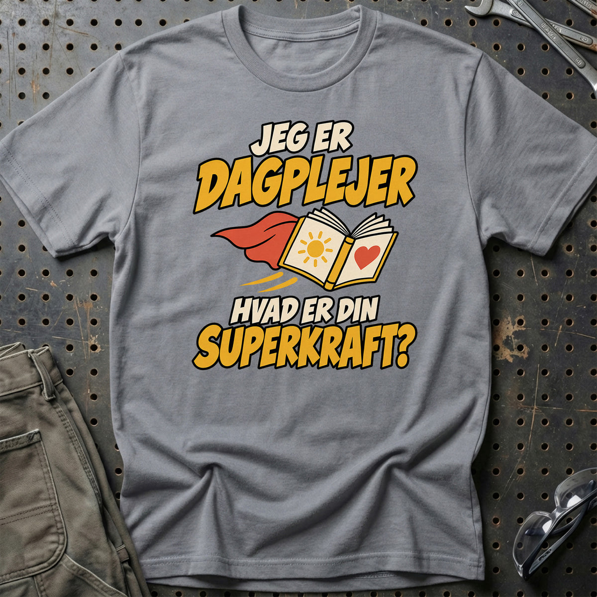 
Dagplejer – Hvad er din superkraft? – Unisex T-Shirt – Grå Sport