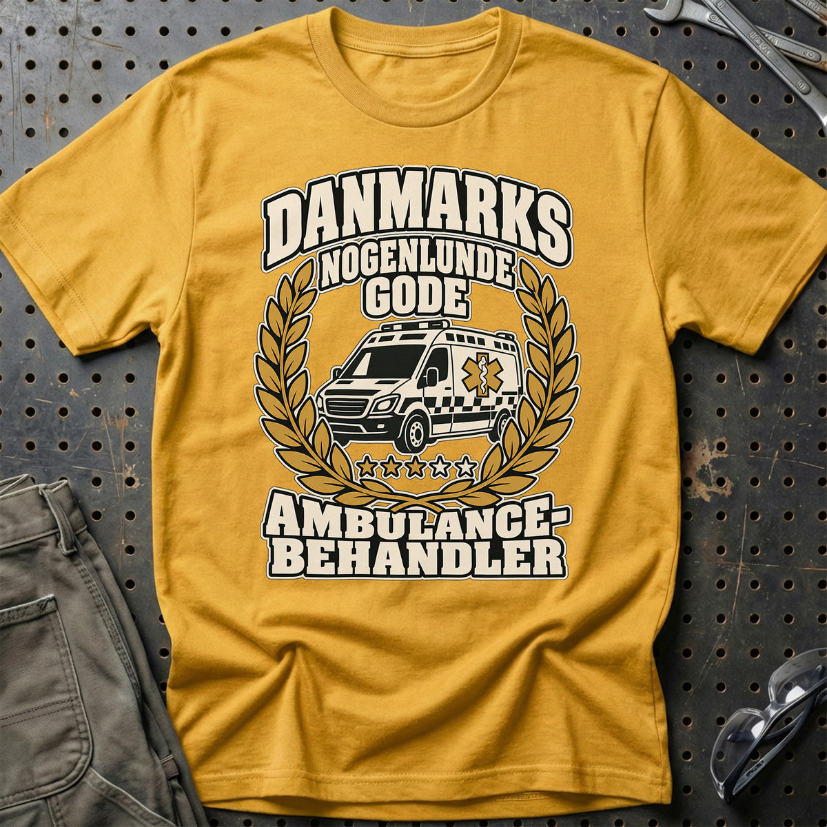 Danmarks Nogenlunde Gode Ambulancebehandler T-Shirt – Guld