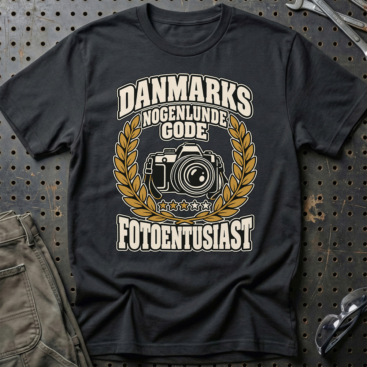 
Danmarks nogenlunde gode fotoentusiast – Unisex T-Shirt – Sort