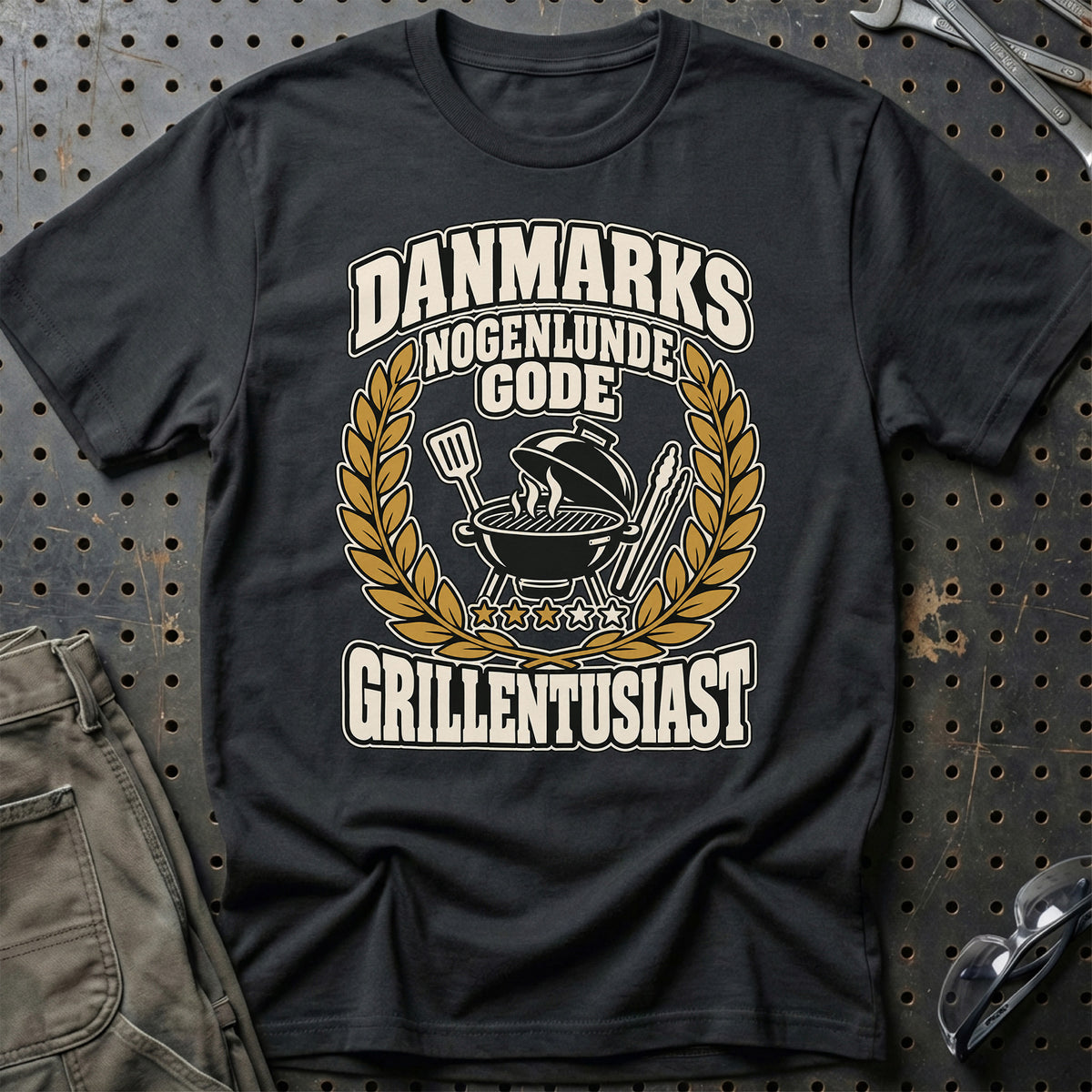 
Danmarks nogenlunde gode grillentusiast – Unisex T-Shirt – Sort