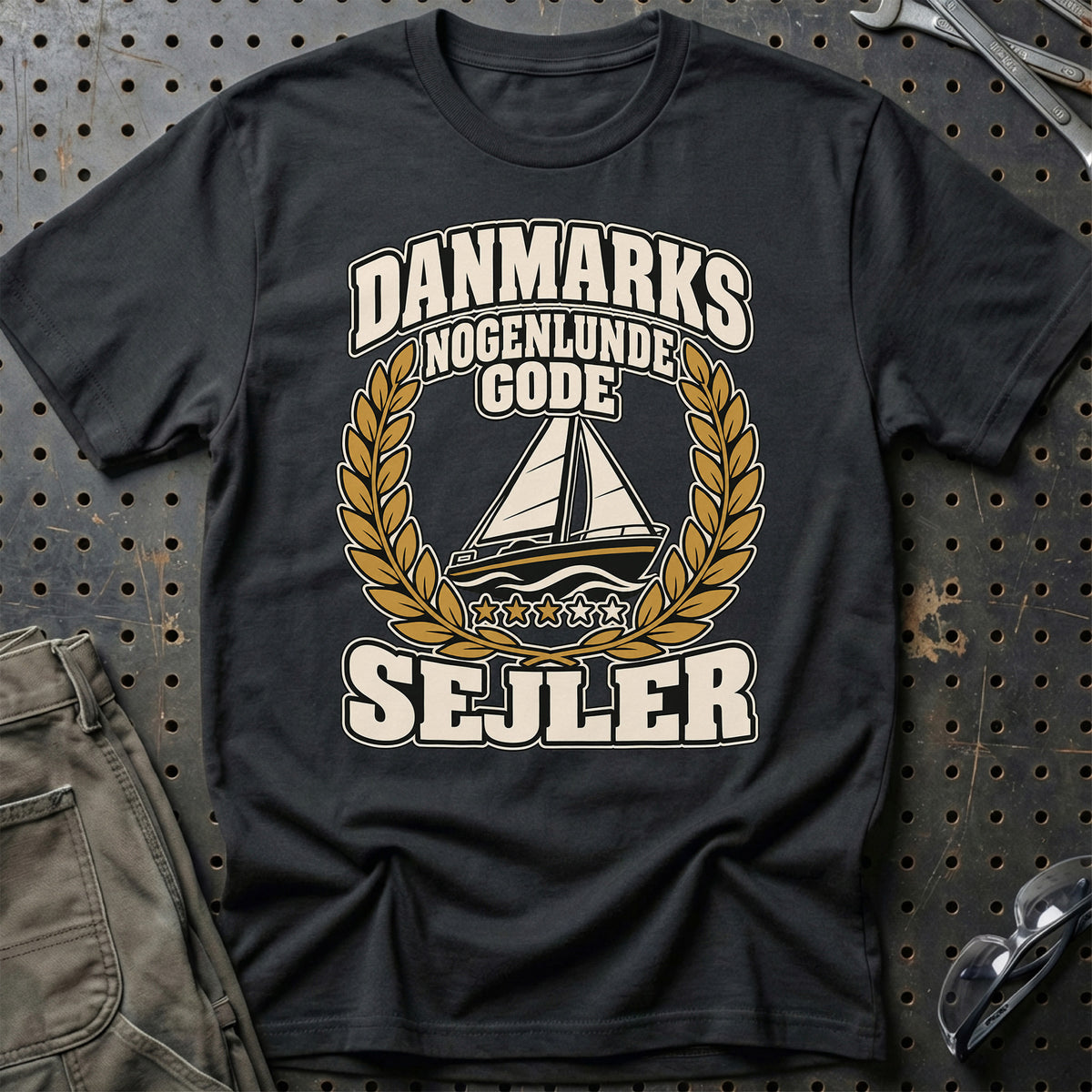 
Danmarks nogenlunde gode sejler – Unisex T-Shirt – Sort