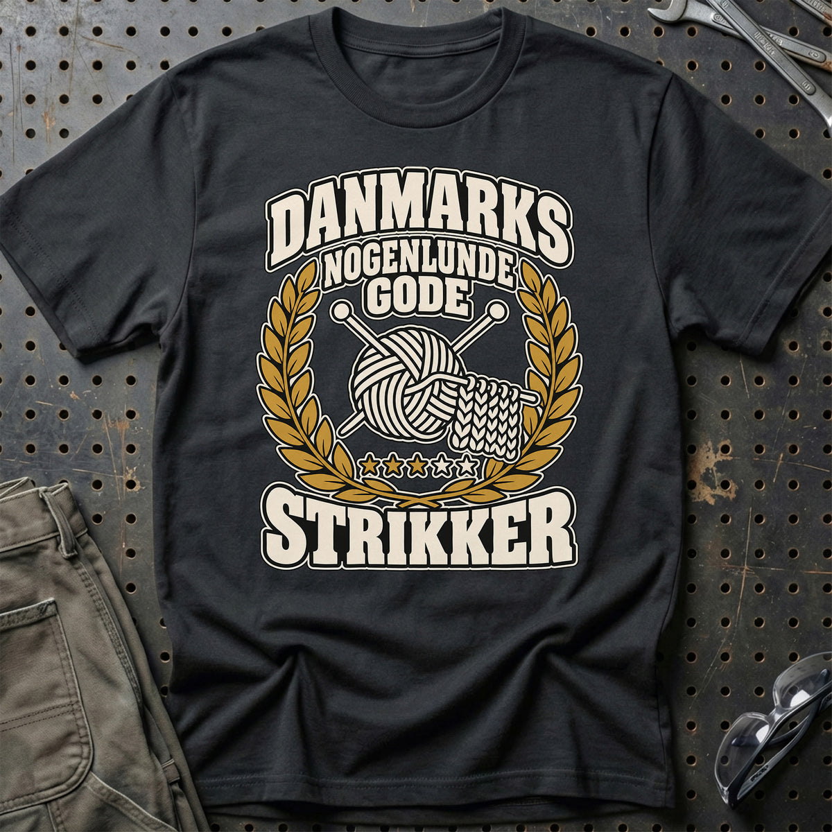 
Danmarks nogenlunde gode strikker – Unisex T-Shirt – Sort