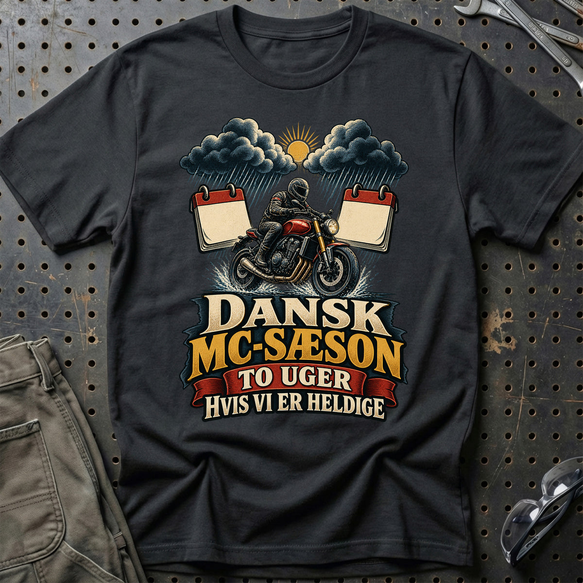 
Dansk MC-sæson to uger hvis vi er heldige – Illustration – Unisex T-Shirt – Sort