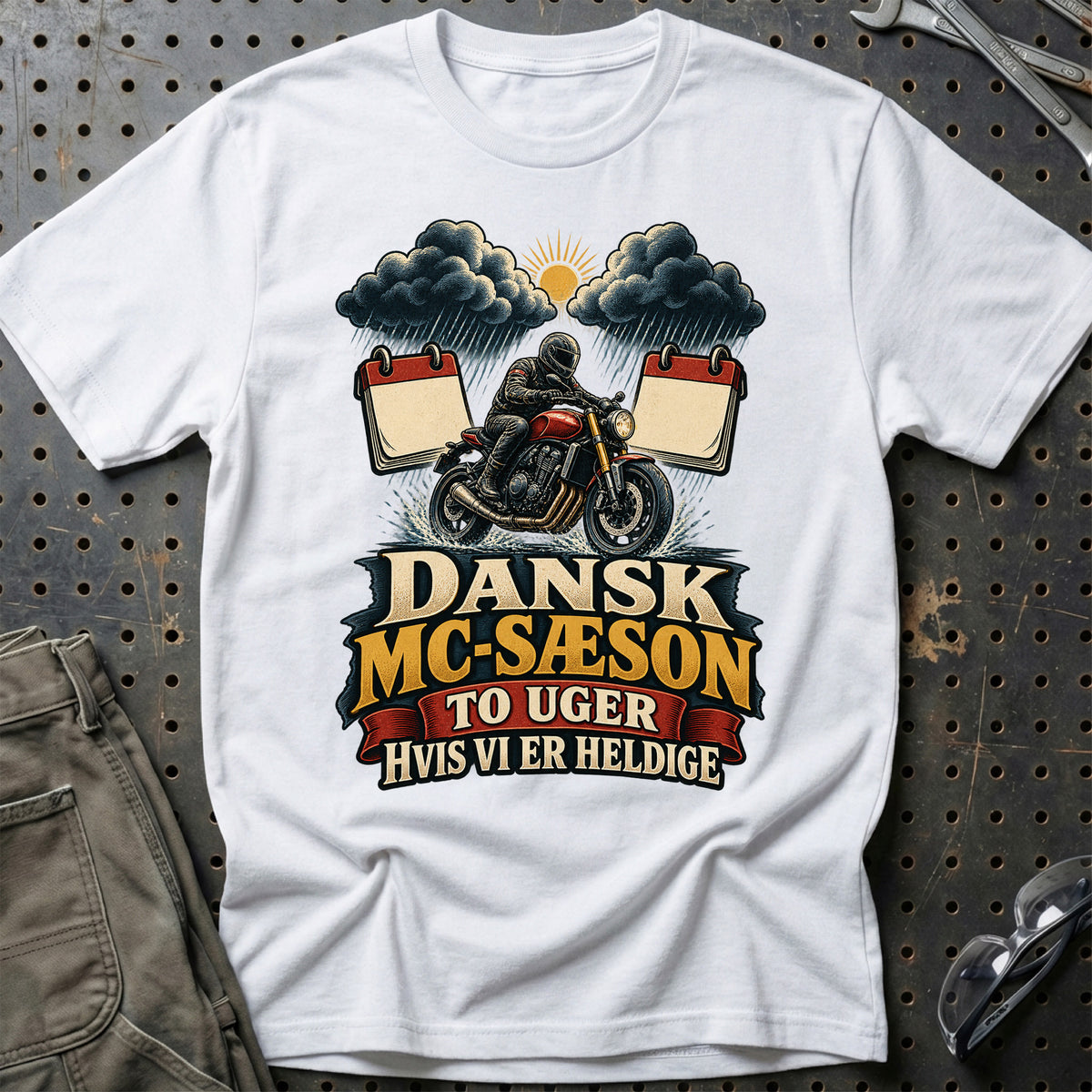 
Dansk MC-sæson to uger hvis vi er heldige – Illustration – Unisex T-Shirt – Hvid