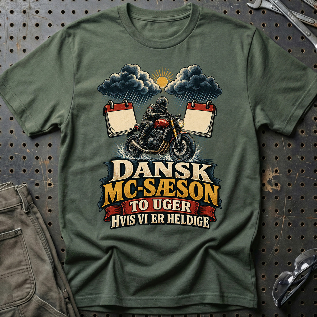 
Dansk MC-sæson to uger hvis vi er heldige – Illustration – Unisex T-Shirt – Grøn Militær