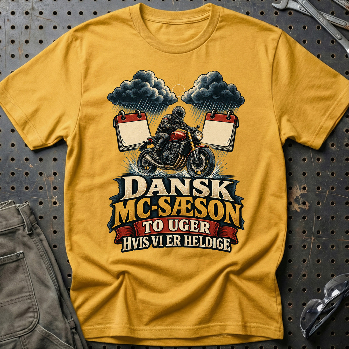 
Dansk MC-sæson to uger hvis vi er heldige – Illustration – Unisex T-Shirt – Guld