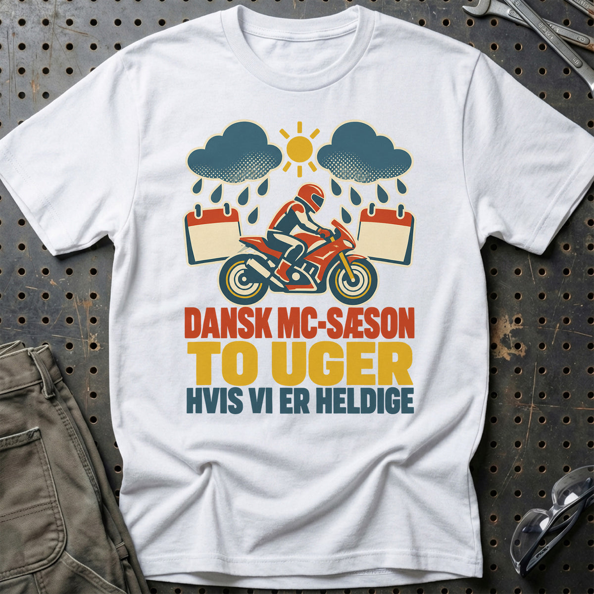 
Dansk MC-sæson to uger hvis vi er heldige – Retro – Unisex T-Shirt – Hvid