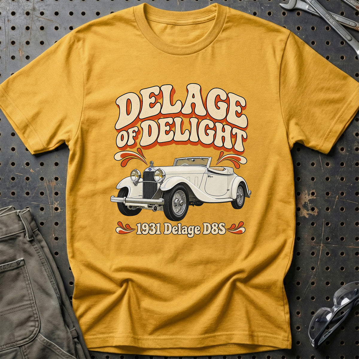 
Delage D8S 1931 – Delage of Delight T-Shirt – Guld