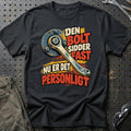 
Den bolt sidder fast – Nu er det personligt – Tegneserie – Unisex T-Shirt med tryk foran, farve: Sort