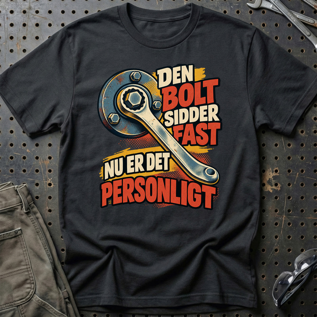 
Den bolt sidder fast – Nu er det personligt – Tegneserie – Unisex T-Shirt med tryk foran, farve: Sort