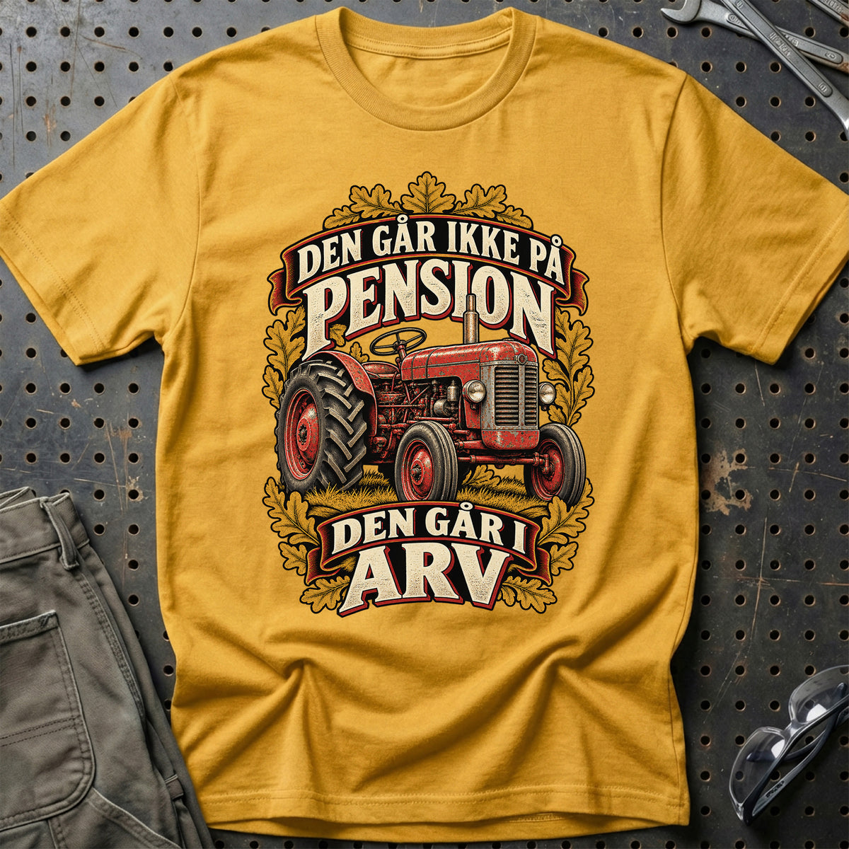 
Den går ikke på pension den går i arv – Illustration – Unisex T-Shirt – Guld