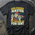 
Den passer næsten – Det opdagede jeg for sent – Retro – Unisex T-Shirt – Sort