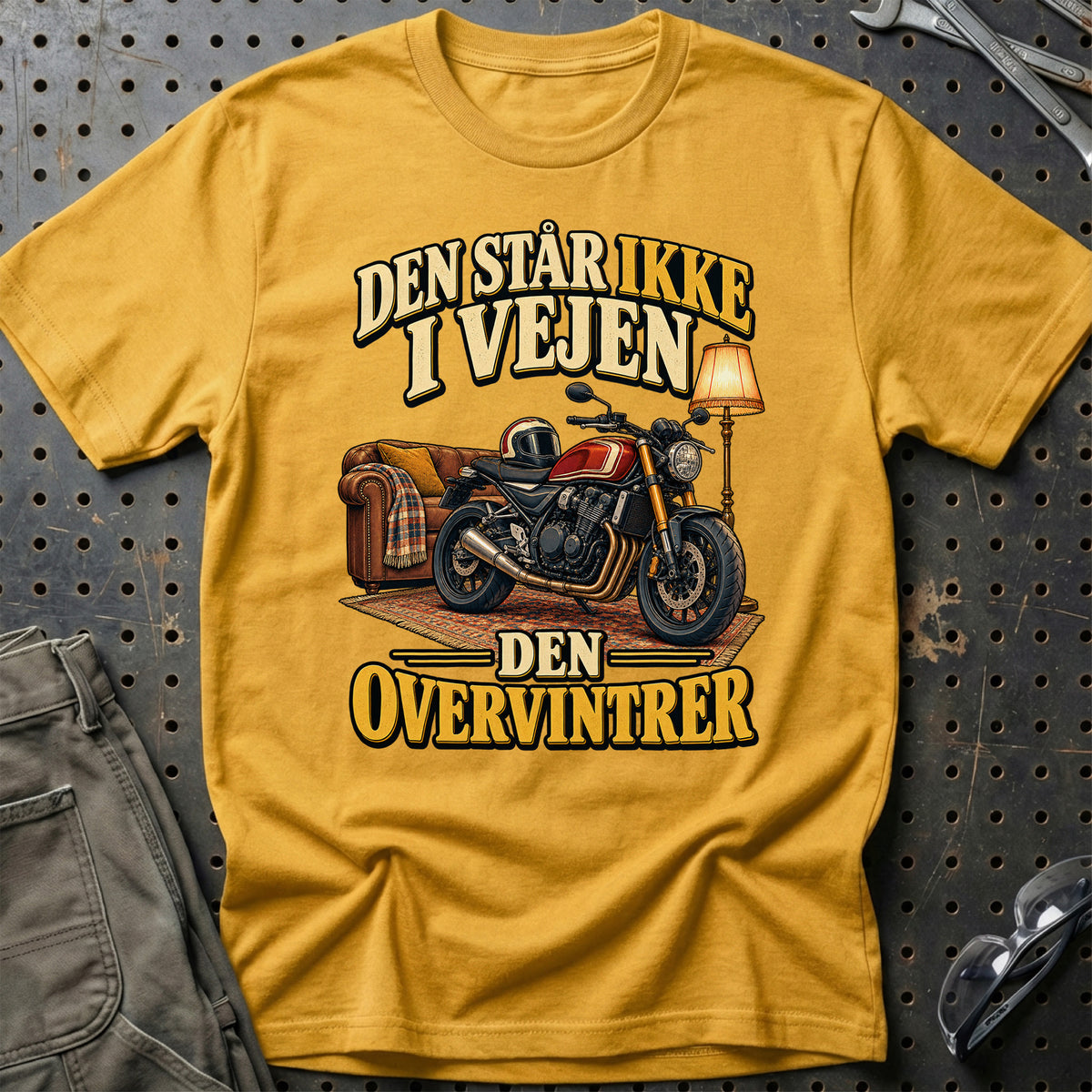 
Den står ikke i vejen den overvintrer – Illustration – Unisex T-Shirt – Guld