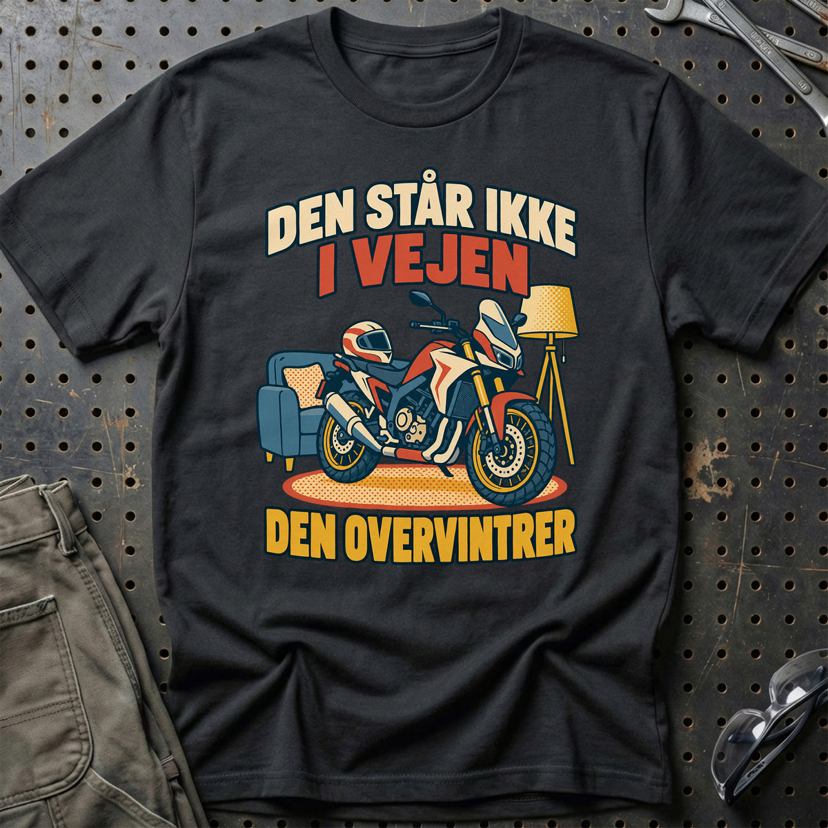 
Den står ikke i vejen den overvintrer – Retro – Unisex T-Shirt – Sort