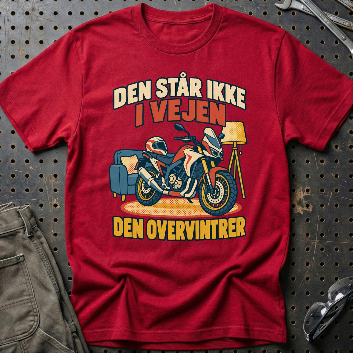 
Den står ikke i vejen den overvintrer – Retro – Unisex T-Shirt – Rød