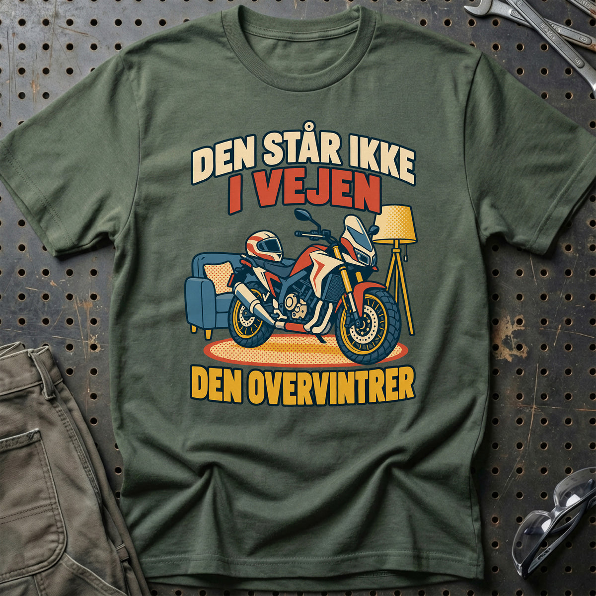 
Den står ikke i vejen den overvintrer – Retro – Unisex T-Shirt – Grøn Militær