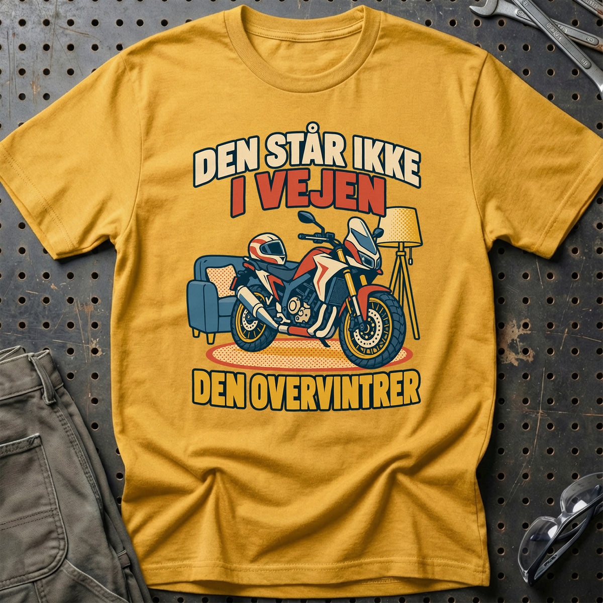 
Den står ikke i vejen den overvintrer – Retro – Unisex T-Shirt – Guld