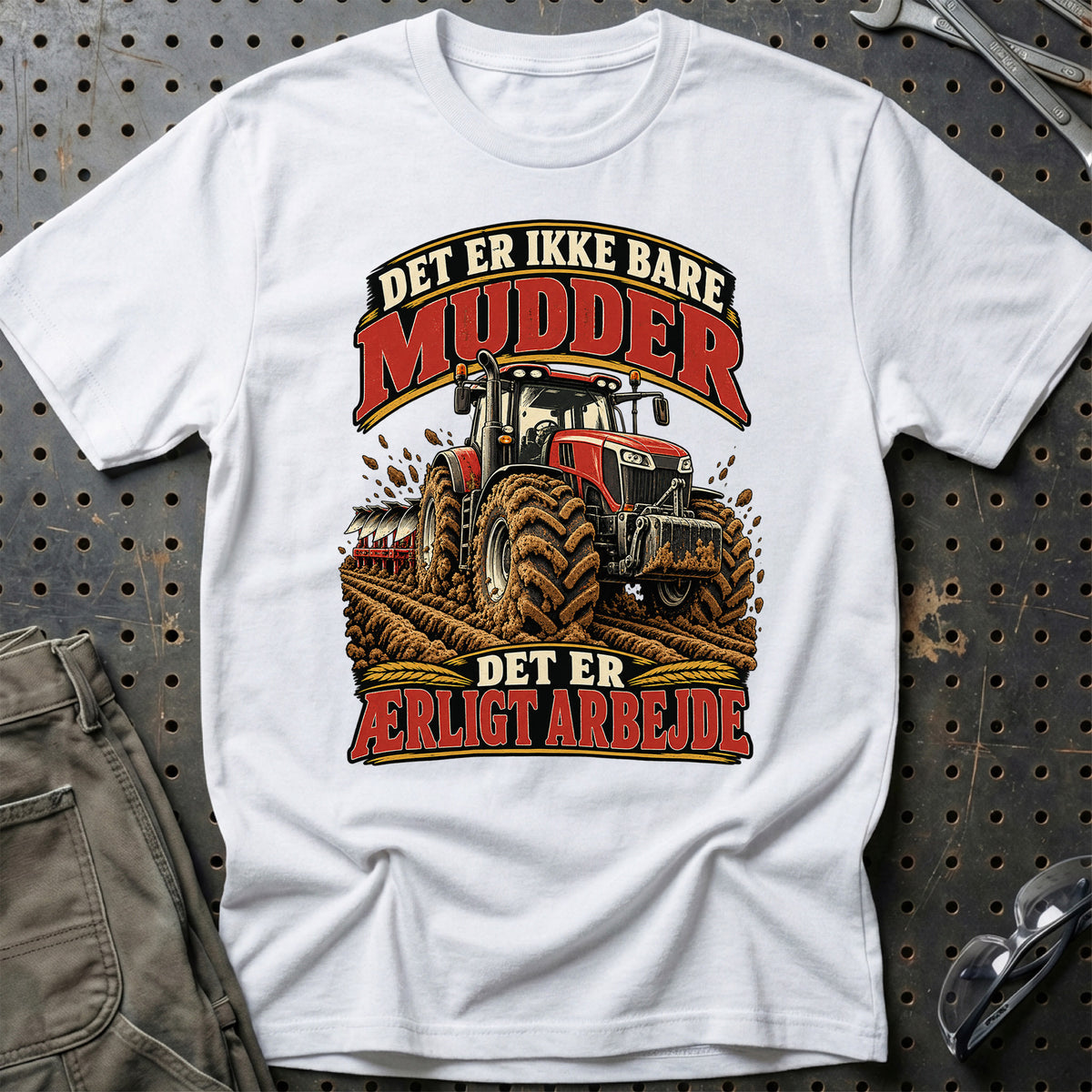 
Det er ikke bare mudder det er ærligt arbejde – Illustration – Unisex T-Shirt – Hvid