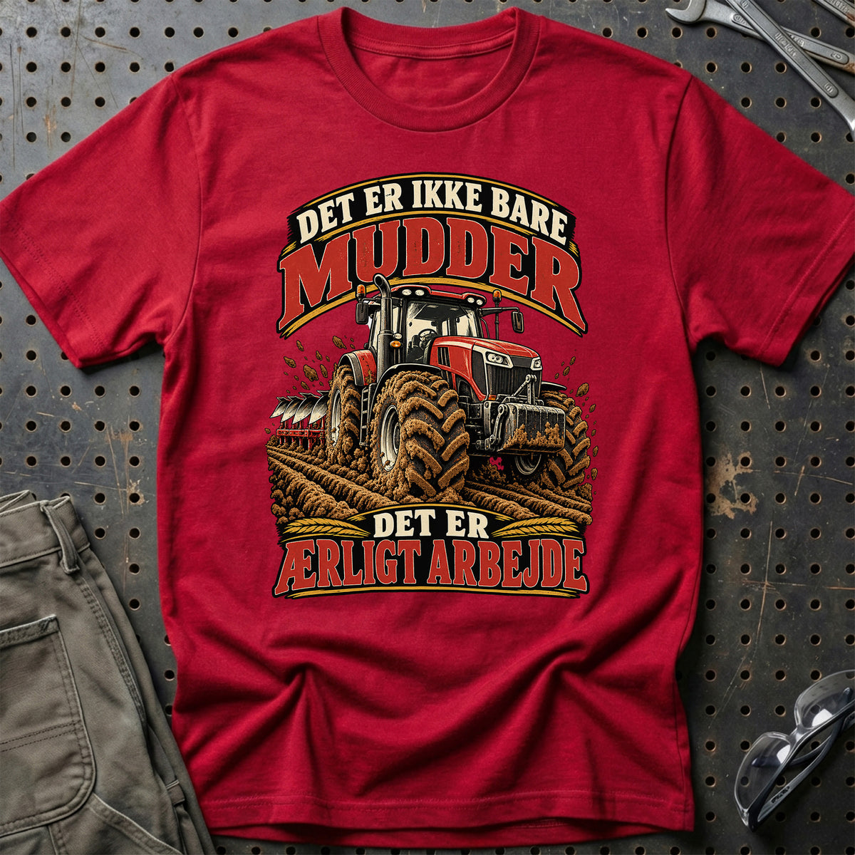 
Det er ikke bare mudder det er ærligt arbejde – Illustration – Unisex T-Shirt – Rød