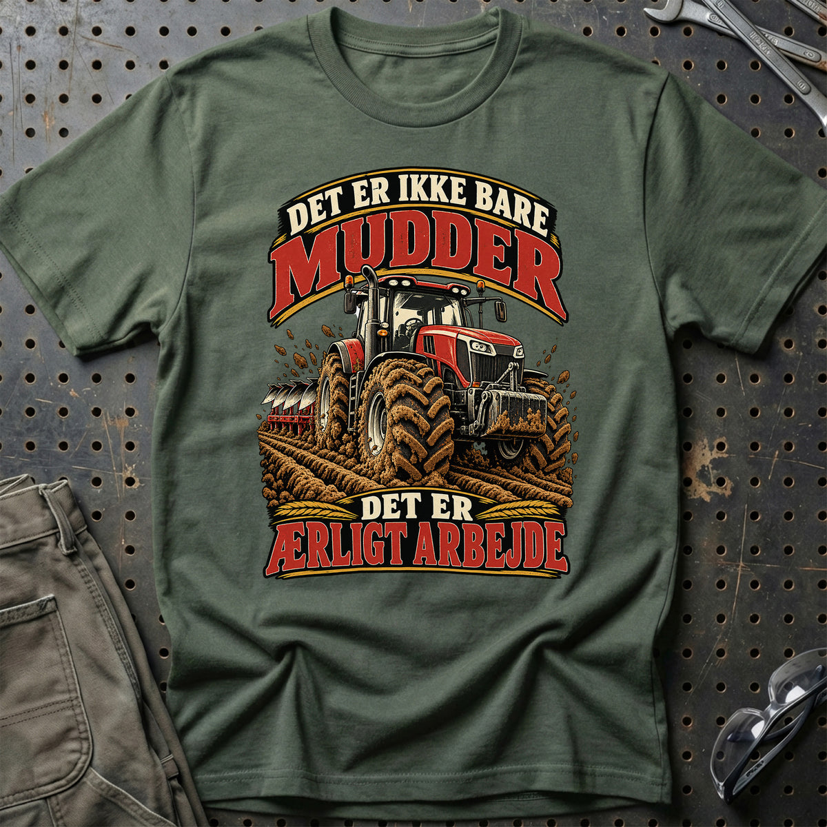 
Det er ikke bare mudder det er ærligt arbejde – Illustration – Unisex T-Shirt – Grøn Militær