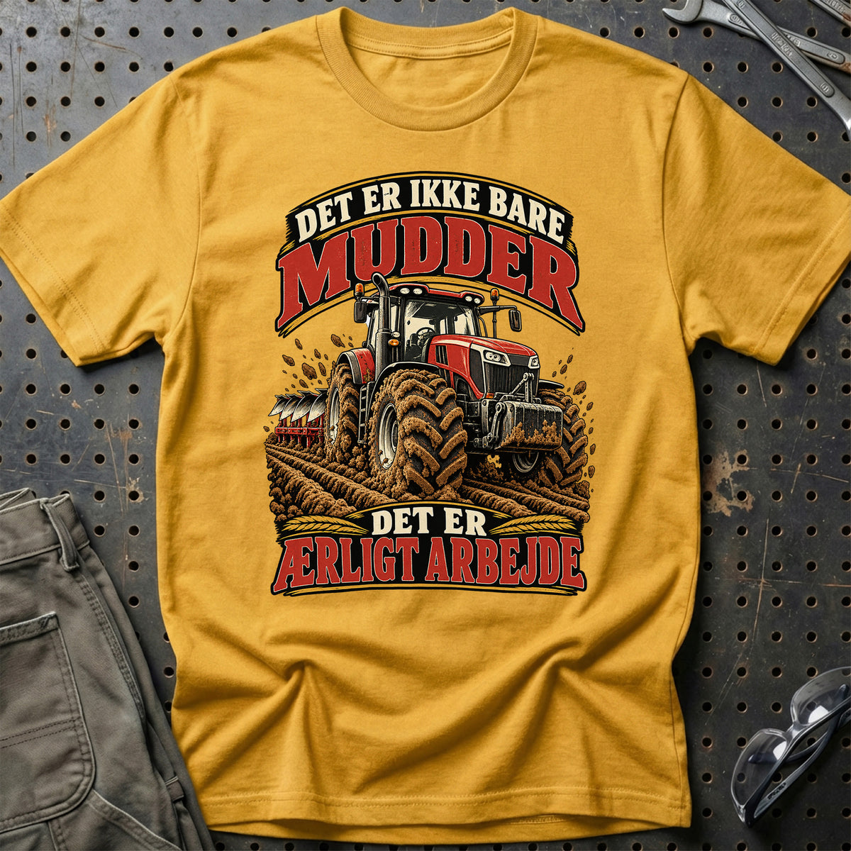 
Det er ikke bare mudder det er ærligt arbejde – Illustration – Unisex T-Shirt – Guld
