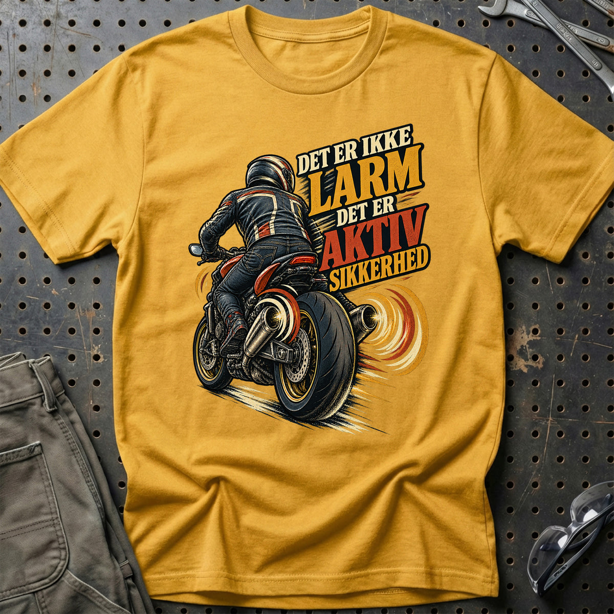 
Det er ikke larm det er aktiv sikkerhed – Illustration – Unisex T-Shirt – Guld