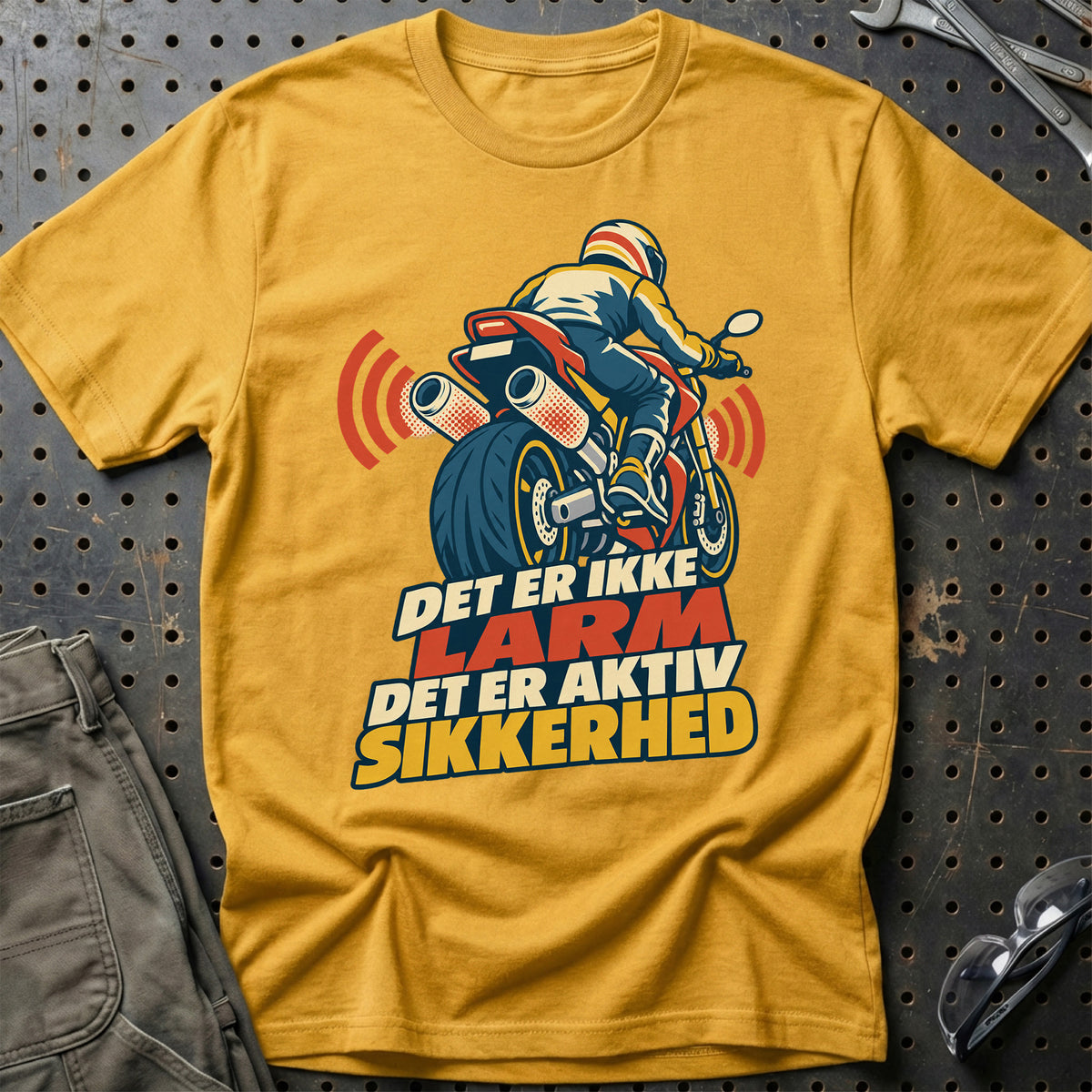 
Det er ikke larm det er aktiv sikkerhed – Retro – Unisex T-Shirt – Guld
