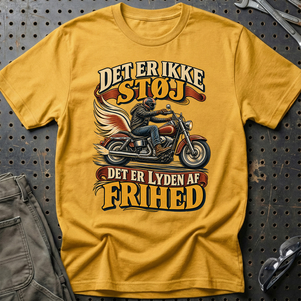 
Det er ikke støj det er lyden af frihed – Illustration – Unisex T-Shirt – Guld