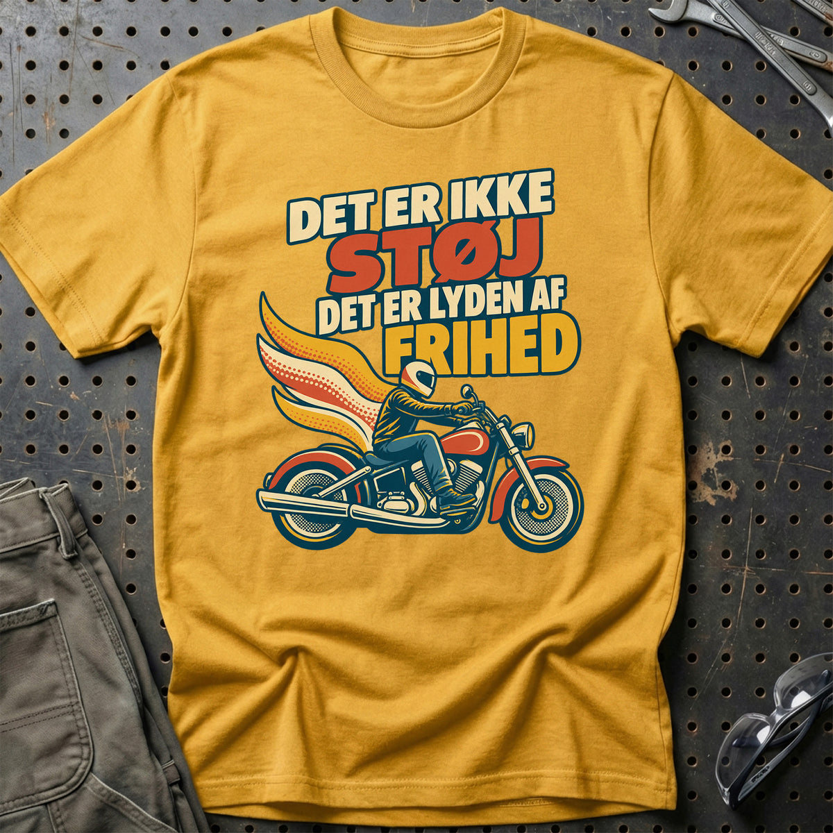 
Det er ikke støj det er lyden af frihed – Retro – Unisex T-Shirt – Guld