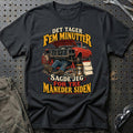 
Det tager fem minutter – Sagde jeg for tre måneder siden – Illustration – Unisex T-Shirt – Sort