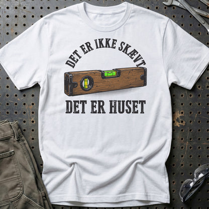 Det Er Ikke Skævt Det Er Huset – Tømrer Unisex T-Shirt , Bomuld
