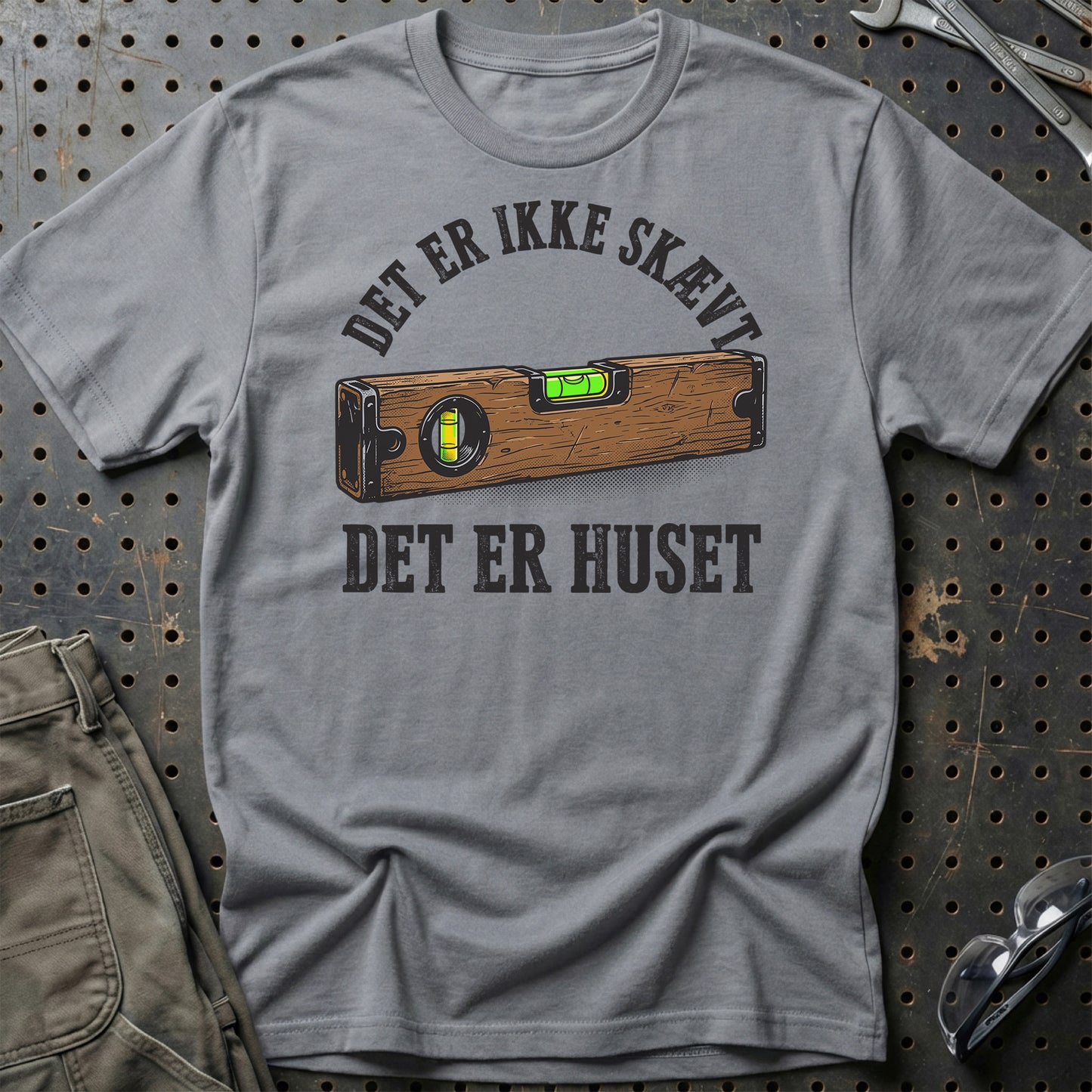 Det Er Ikke Skævt Det Er Huset – Tømrer Unisex T-Shirt , Bomuld