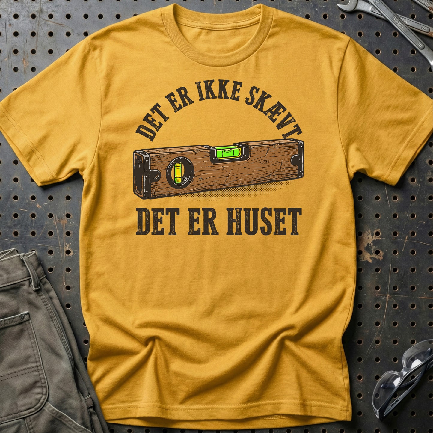 Det Er Ikke Skævt Det Er Huset – Tømrer Unisex T-Shirt , Bomuld