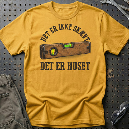 Det Er Ikke Skævt Det Er Huset – Tømrer Unisex T-Shirt , Bomuld
