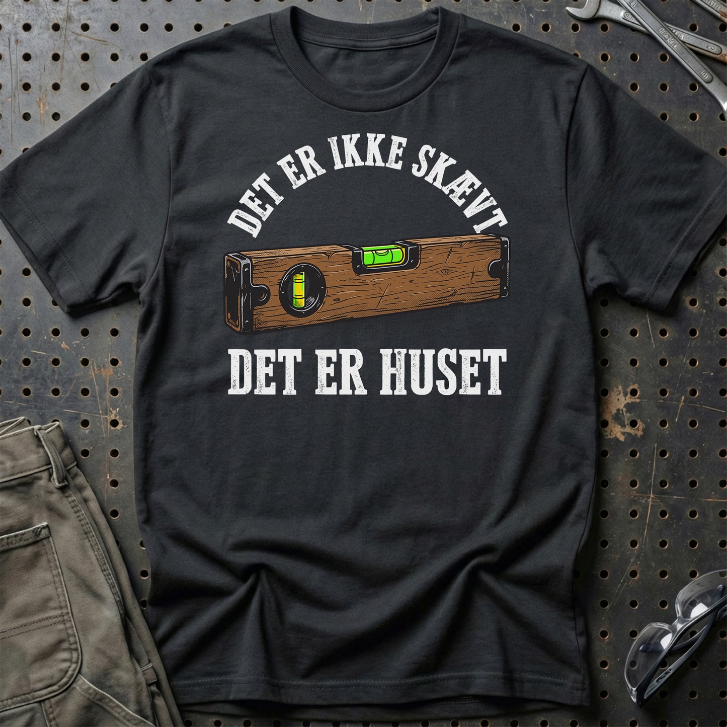 Det Er Ikke Skævt Det Er Huset – Tømrer Unisex T-Shirt , Bomuld