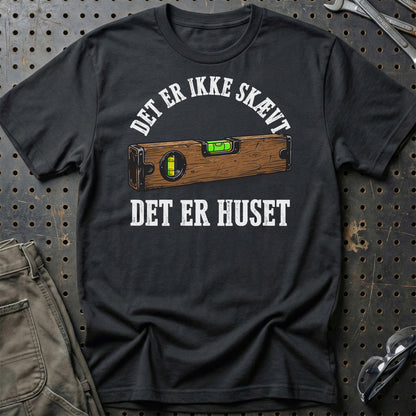 Det Er Ikke Skævt Det Er Huset – Tømrer Unisex T-Shirt , Bomuld