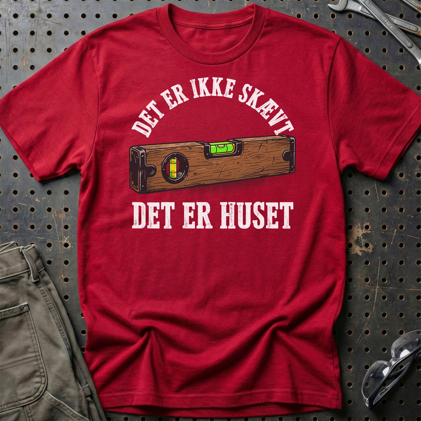 Det Er Ikke Skævt Det Er Huset – Tømrer Unisex T-Shirt , Bomuld