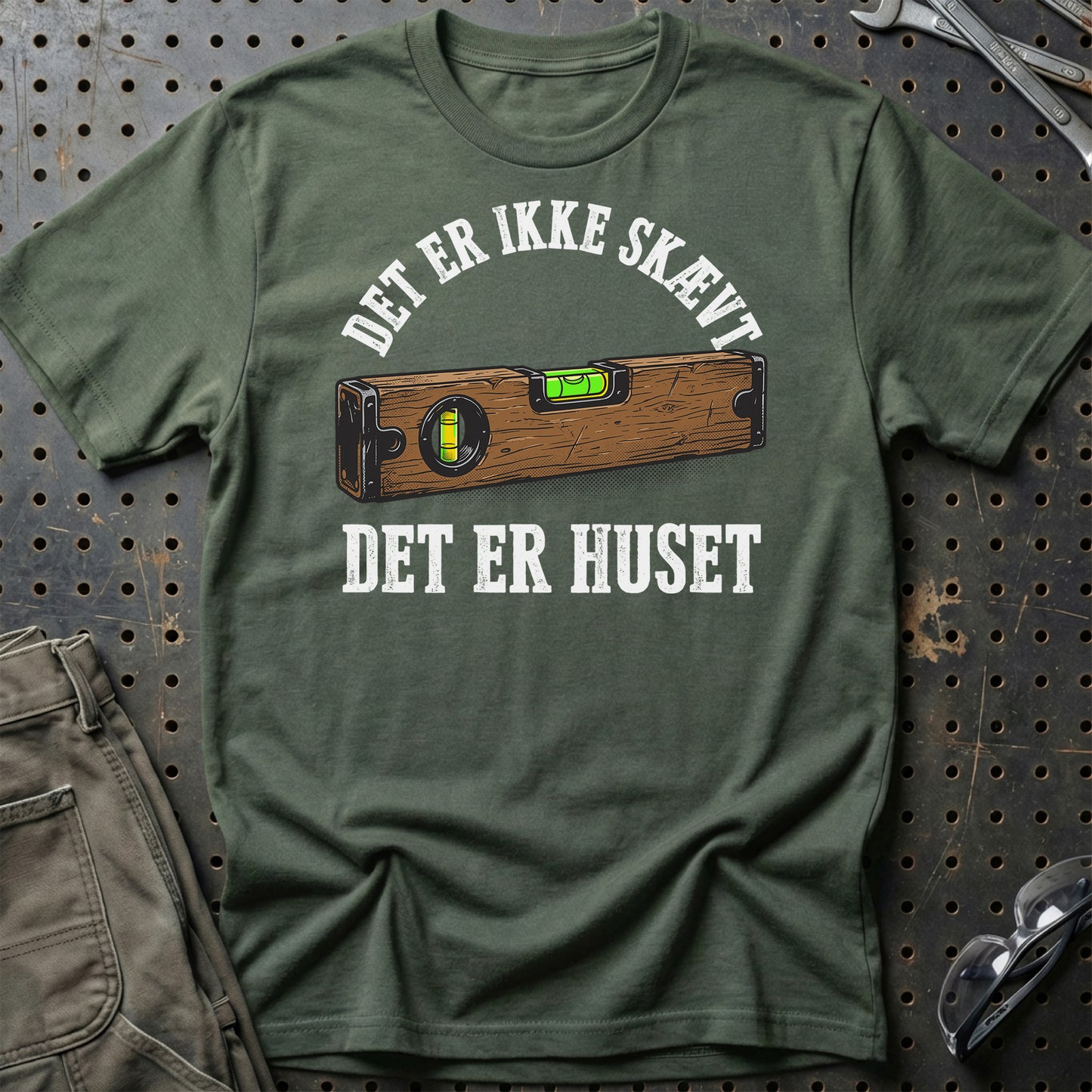 Det Er Ikke Skævt Det Er Huset – Tømrer Unisex T-Shirt , Bomuld