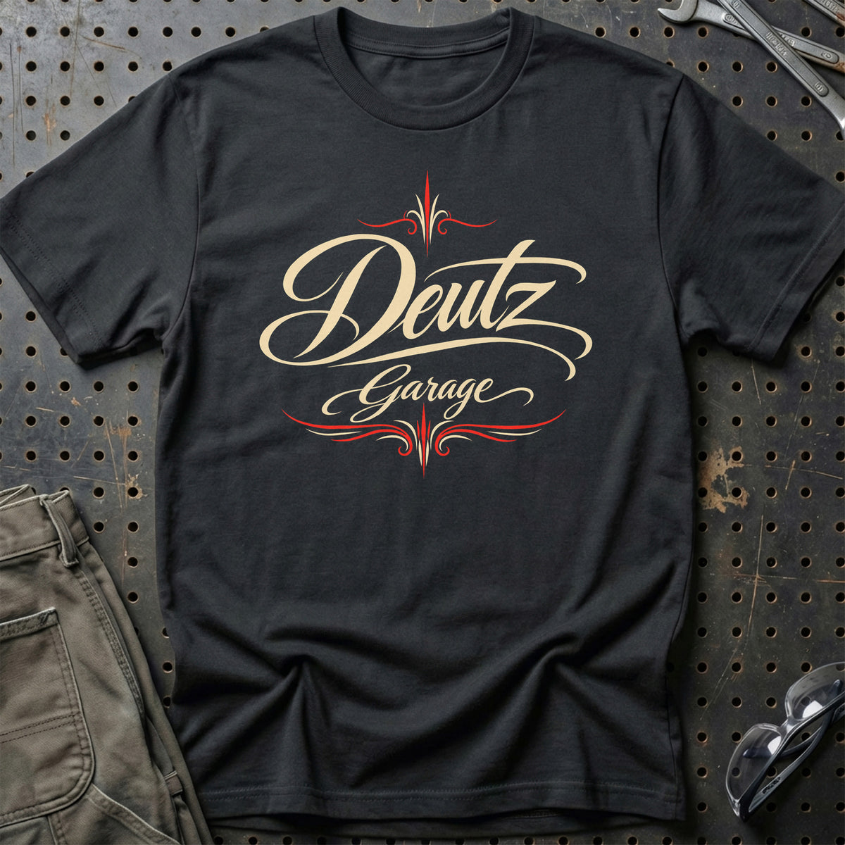 
Deutz Garage – Pinstripe – Unisex T-Shirt med tryk foran, farve: Sort